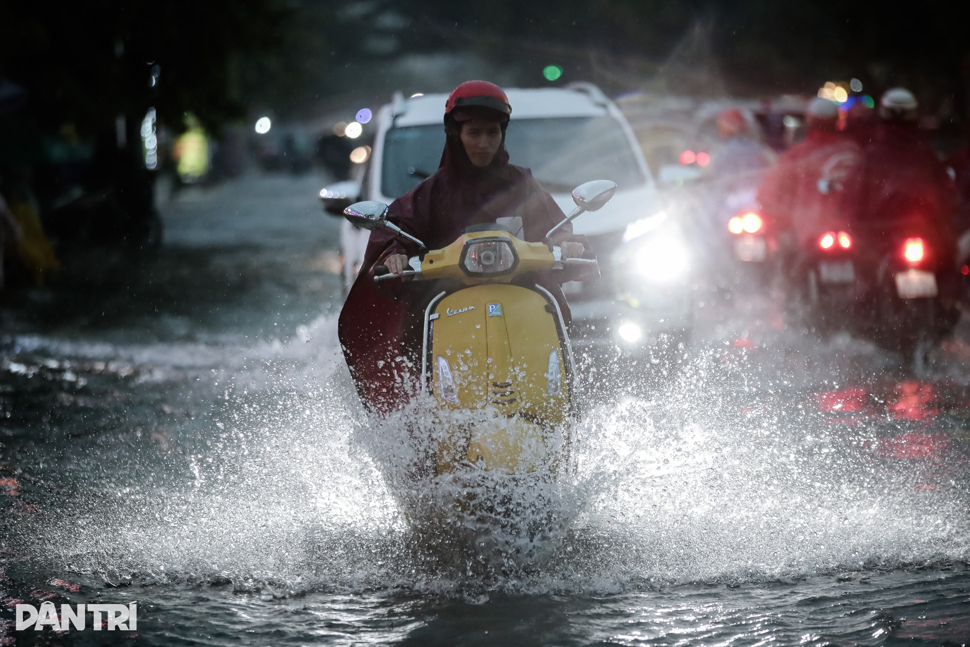 Nhiều người ngã sõng soài trên đường ngập nước ở TPHCM - 8