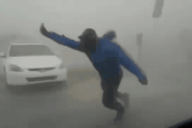 Những pha liều mình của phóng viên Mỹ đưa tin về siêu bão Irma