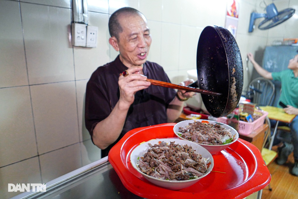 Độc đáo món bún múa lửa ở Hà Nội, ông chủ được trả tiền tỷ mua công thức - 4 Độc đáo món bún múa lửa ở Hà Nội, ông chủ được trả tiền tỷ mua công thức - 4