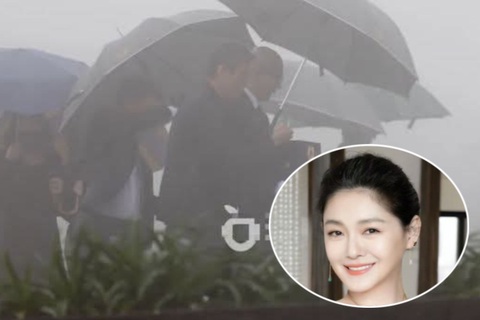 Chồng Hàn Quốc và người thân đội mưa, khóc nức nở khi tiễn đưa Từ Hy Viên