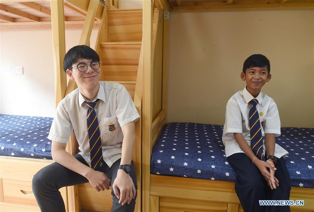 Cậu bé bán hàng rong nói 16 thứ tiếng ở Campuchia và bước ngoặt đổi đời bất ngờ - 2 Cậu bé bán hàng rong nói 16 thứ tiếng ở Campuchia và bước ngoặt đổi đời bất ngờ - 2