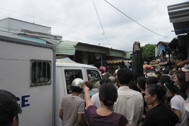 Tiểu thương bức xúc vây Ban quản lý chợ