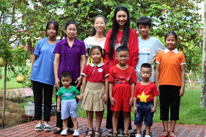 Đỗ Thị Phương Anh cùng mẹ và các em trong ngôi nhà Hoa cúc, Làng trẻ em SOS Hải Phòng.