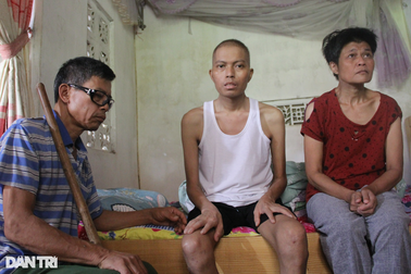 Cám cảnh người đàn ông mù chăm con ung thư, em gái thiểu năng