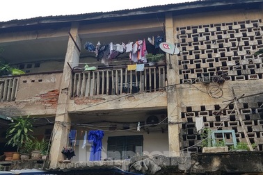 Bên trong khu tập thể xập xệ, dột nát giữa Thủ đô