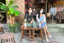 Đi trăm cây số sang tỉnh khác để... cắt tóc, uống cà phê vì giãn cách