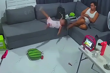 Những tình huống bố “hóa siêu nhân” cứu con nhỏ khỏi tai nạn nguy hiểm