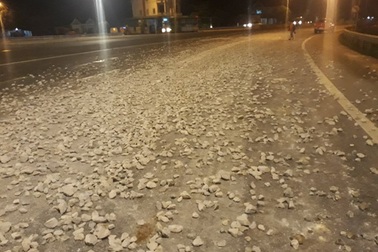 Suốt đêm truy bắt tài xế "rắc" đá kín quốc lộ