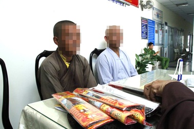 Cạo đầu làm sư giả, đi khất thực tại lễ hội chùa Bà