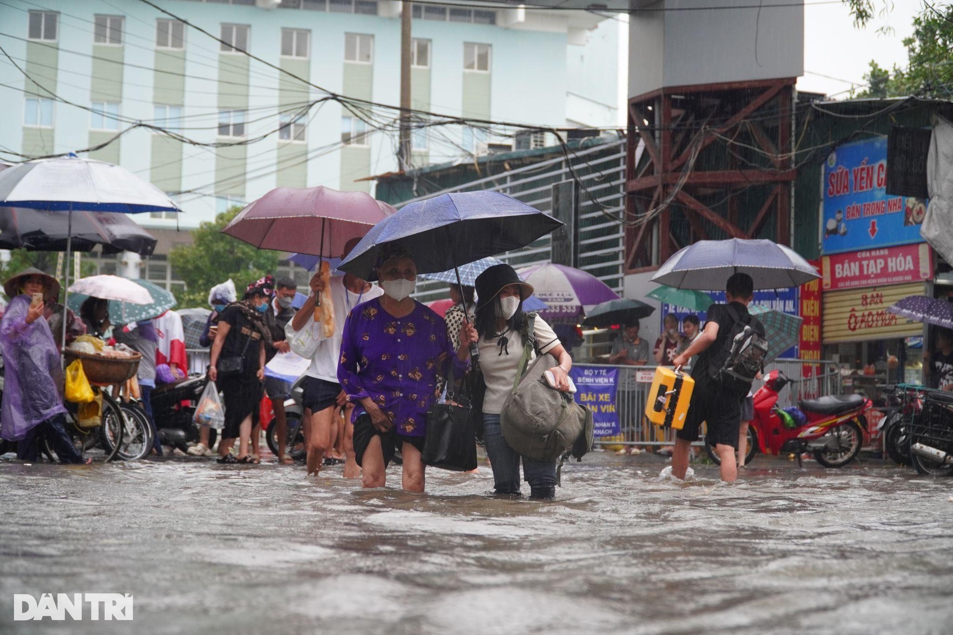 Hà Nội: Bệnh nhân ung thư sống mòn trong phòng trọ 4m2 ngập sát giường - 13 Hà Nội: Bệnh nhân ung thư sống mòn trong phòng trọ 4m2 ngập sát giường - 13