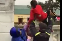 Trời rét, đi học muộn, phụ huynh phải bế trẻ mầm non qua tường để vào lớp