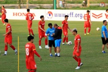 Quang Hải mỏi cơ, HLV Park Hang Seo lập tức yêu cầu dừng tập