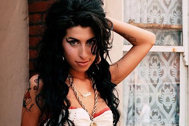 Amy Winehouse sở hữu album bán chạy nhất thế kỷ 