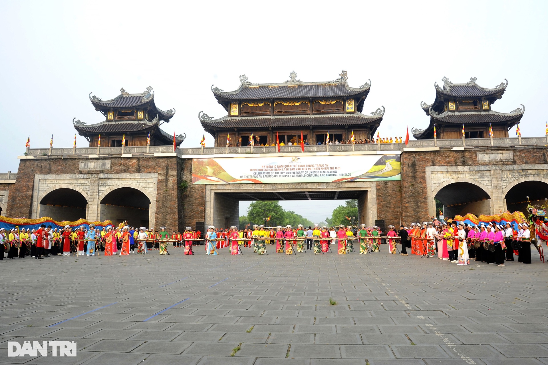 Hàng vạn người đổ về di sản thế giới dự lễ hội Tràng An - 3 Hàng vạn người đổ về di sản thế giới dự lễ hội Tràng An - 3