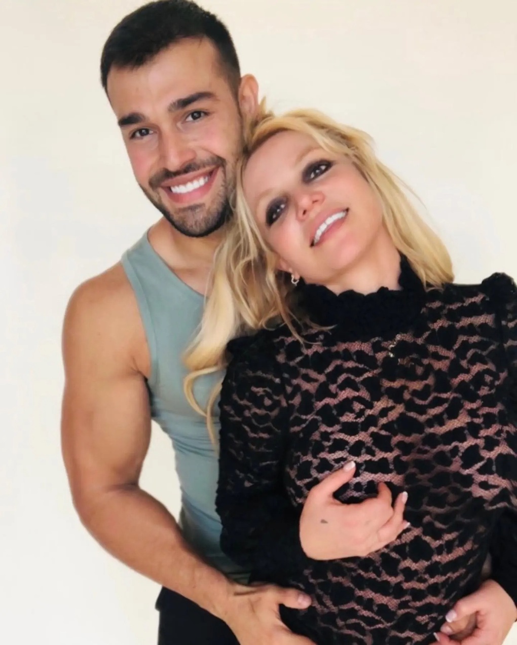 Britney đi biển với trai lạ, tháo bỏ nhẫn cưới: Nghi trục trặc hôn nhân - 2 Britney đi biển với trai lạ, tháo bỏ nhẫn cưới: Nghi trục trặc hôn nhân - 2