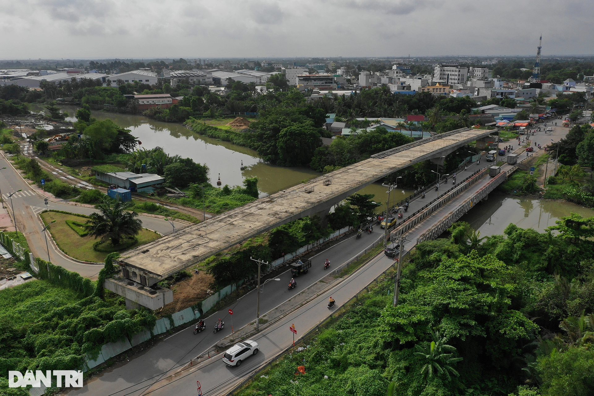 Người dân ngã nhào trên đường hẹp vì dự án cầu treo 7 năm ở TP Thủ Đức - 11