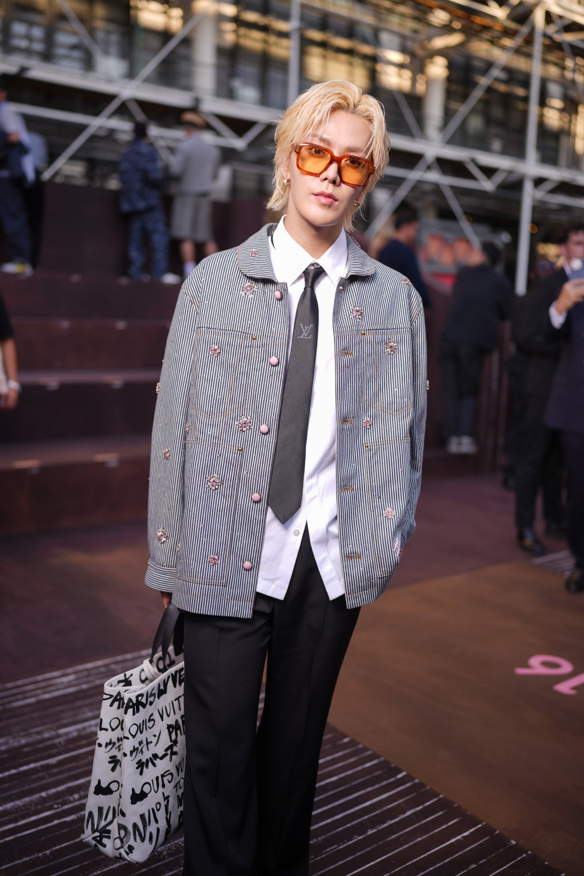 HIEUTHUHAI、3億3000万ドン以上の衣装を着用、J-HOPE(BTS)とポーズを比較して話題に - 13 HIEUTHUHAI diện đồ hơn 330 triệu đồng, gây sốt khi đọ dáng bên J-Hope (BTS) - 13