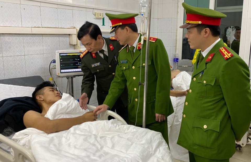 Nhường mặt nạ phòng độc cứu người, 3 chiến sĩ chữa cháy bị thương - 6 Nhường mặt nạ phòng độc cứu người, 3 chiến sĩ chữa cháy bị thương - 6