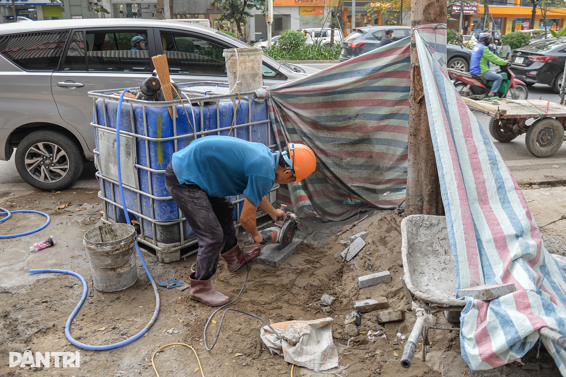 Dân Hà Nội khốn khổ vì bụi mù mịt, tiếng ồn inh tai từ lát đá vỉa hè - 9 Dân Hà Nội khốn khổ vì bụi mù mịt, tiếng ồn inh tai từ lát đá vỉa hè - 9
