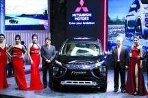 Làn sóng ô tô nội giảm giá “đấu” xe nhập khẩu?