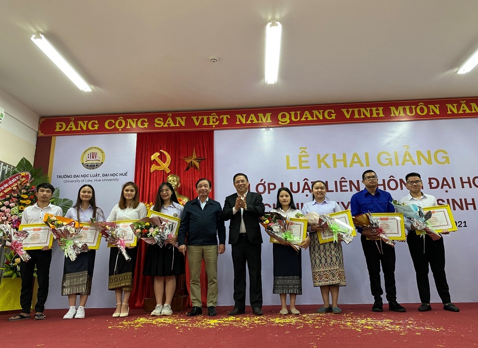 Đại học Huế: Khai giảng lớp học về Luật cho 64 lưu học sinh Lào - 4 Đại học Huế: Khai giảng lớp học về Luật cho 64 lưu học sinh Lào - 4
