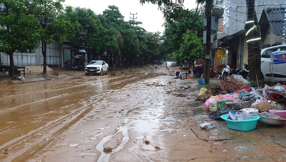 Nước tràn vào nhà cuốn trôi đồ đạc của dân ra đường - 1 Nước tràn vào nhà cuốn trôi đồ đạc của dân ra đường - 1
