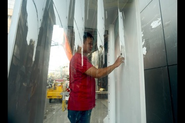 Dân Sài Gòn sử dụng buồng khử khuẩn miễn phí đặt trên vỉa hè