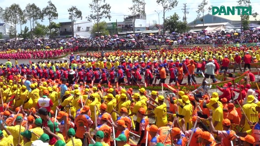 Sôi nổi giải Đua ghe Ngo thu hút hàng nghìn người tham gia, cổ vũ