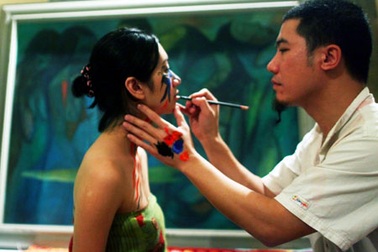 Phương Vũ Mạnh trình diễn Body Painting trước công chúng