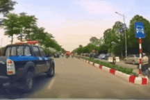 Xác minh clip ô tô biển xanh liên tục "tạt đầu" xe khác trên đường ở Hà Nội