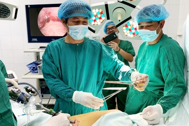 Cứu sống bệnh nhân bị lưỡi dao gãy cán xuyên ngực, phổi