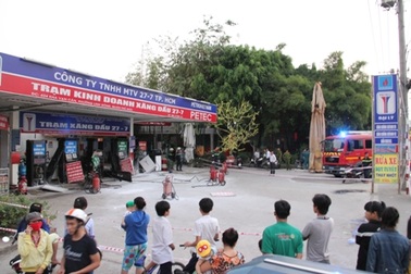 Nổ lớn tại trạm xăng dầu, cả khu dân cư náo động