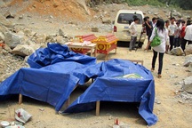 Mìn nổ “vội”, 2 nữ công nhân bị đá đè tử nạn