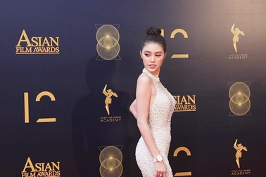 Jolie Nguyễn khoe vẻ quyến rũ tại sự kiện quốc tế