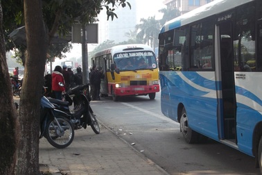 Hơn 100 nhà xe cầu cứu công an vì bị bảo kê giành khách