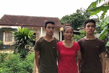 Mồ côi cha, hai anh em sinh đôi lần đầu khiến mẹ phải khóc vì “lỡ” đỗ đại học