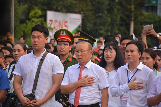 Chào cờ trong lễ khai mạc giải u 11 Quảng Ngãi. 