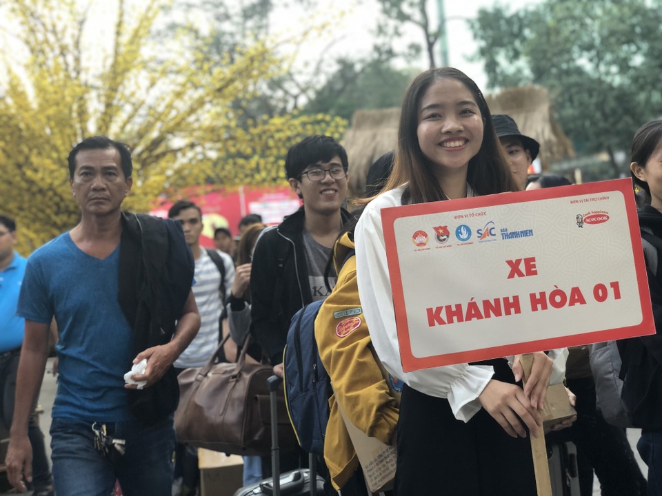 Hàng nghìn sinh viên tại TPHCM về quê đón Tết trên những chuyến xe nghĩa tình - 2 Hàng nghìn sinh viên tại TPHCM về quê đón Tết trên những chuyến xe nghĩa tình - 2