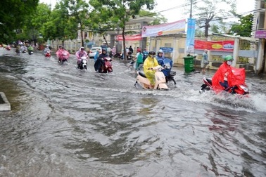 Đà Nẵng: Mưa lớn 30 phút, phố biến thành sông