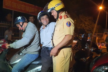 CSGT bố trí cán bộ chở tài xế nhậu say về nhà