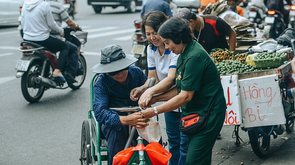 Tấm áo, bữa cơm thơm thảo giúp người khó khăn ở Đà Nẵng - 4 Tấm áo, bữa cơm thơm thảo giúp người khó khăn ở Đà Nẵng - 4