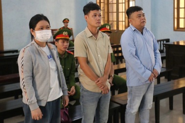 Vợ chồng lĩnh án tù vì nhận tiền để "bảo kê" xe quá khổ