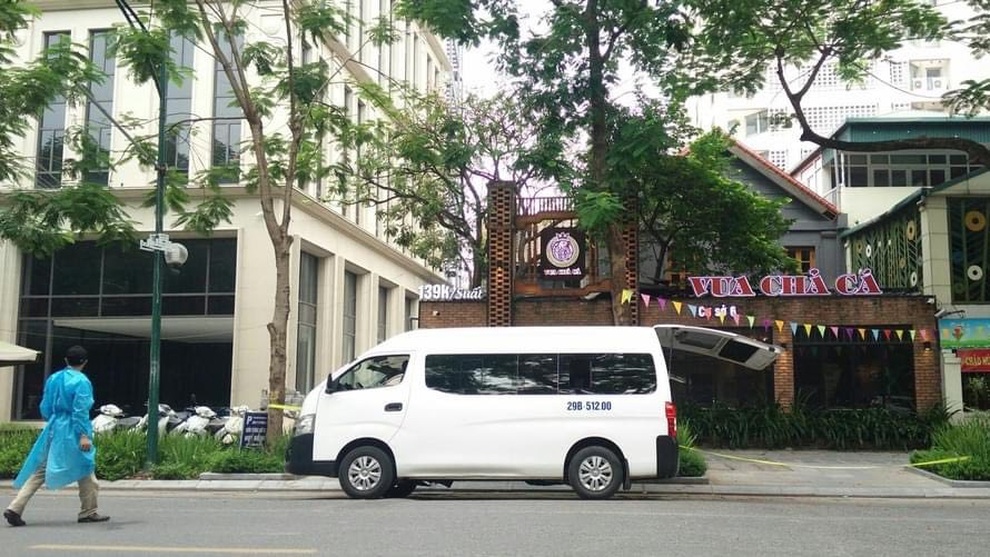 Hà Nội: Nam bảo vệ bị ngã tử vong trong nhà hàng Vua Chả Cá - 1 Hà Nội: Nam bảo vệ bị ngã tử vong trong nhà hàng Vua Chả Cá - 1