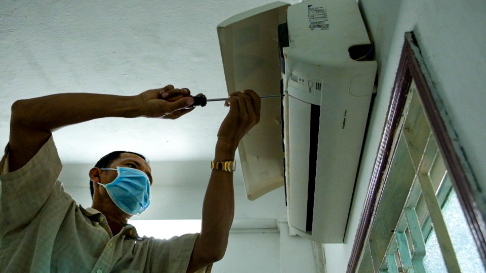 Thợ dịch vụ vệ sinh máy lạnh, máy giặt làm không kịp thở dịp Tết - 6 Thợ dịch vụ vệ sinh máy lạnh, máy giặt làm không kịp thở dịp Tết - 6