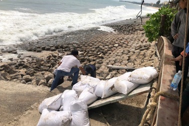 Kè biển Mũi Né bị sóng đánh sập, Lâm Đồng yêu cầu sơ tán dân