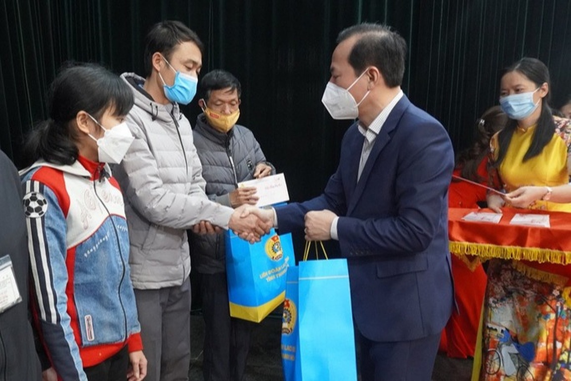 Công đoàn tiếp sức người lao động trong bão dịch Covid-19 - 2 Công đoàn tiếp sức người lao động trong bão dịch Covid-19 - 2