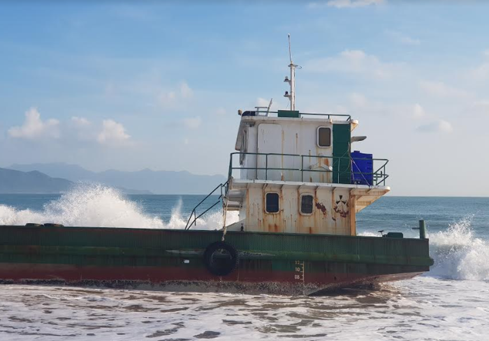 Sà lan vận tải dài hơn 30m hỏng máy, mắc cạn trên bờ biển Nha Trang - 2 Sà lan vận tải dài hơn 30m hỏng máy, mắc cạn trên bờ biển Nha Trang - 2
