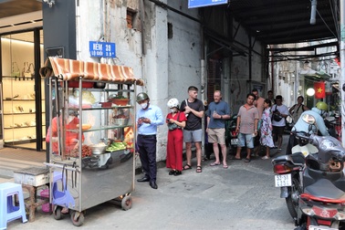 Bà chủ quán bánh mì vỉa hè tiết lộ lý do khách Tây xếp hàng dài chờ mua