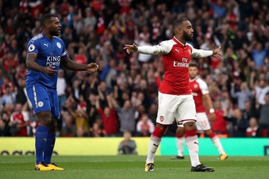 “Bom tấn” Lacazette lập kỷ lục trong ngày ra mắt