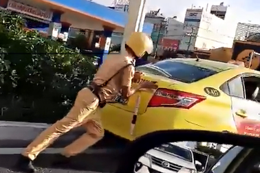 Chiến sĩ CSGT gò lưng đẩy xe taxi bị hỏng giữa đường